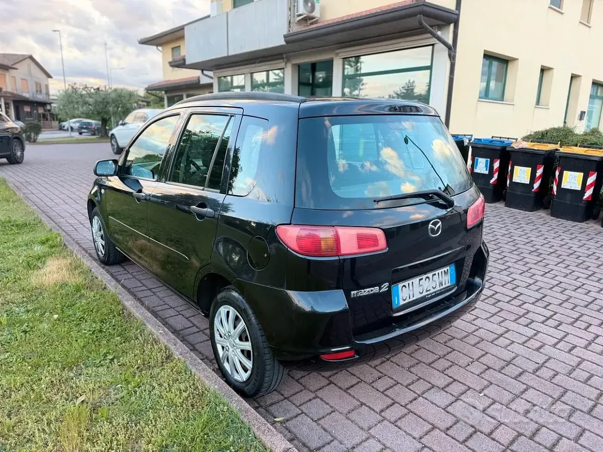 Usata Mazda 2 68 CV (50 kW) 2003 Nero Utilitaria