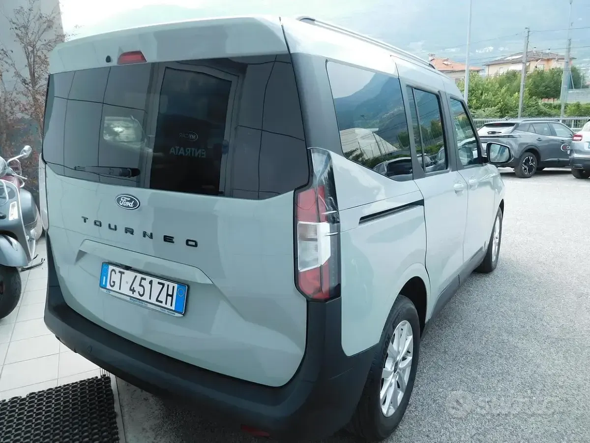 Usata Ford Tourneo Courier Titanium 125 CV (91 kW) 2024 Grigio Monovolume