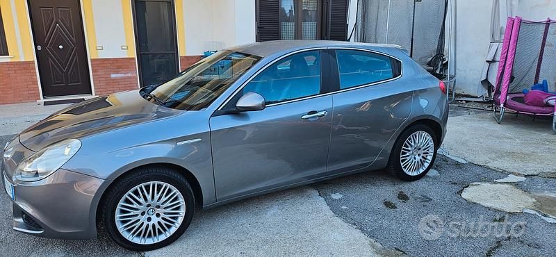 Grigio Usata 2013 Alfa Romeo Giulietta Tre volumi | 6000 € (Ottimo prezzo) - Immagine 1/4