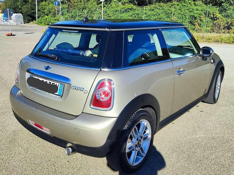 Usata Mini Cooper D 111 CV (81 kW) 2010 Oro Utilitaria