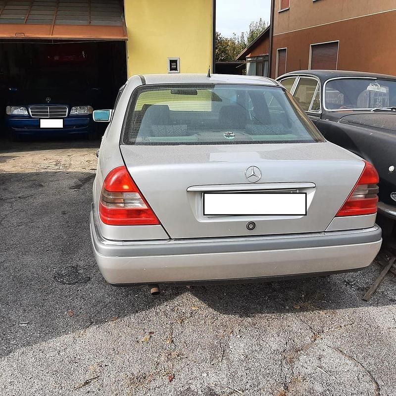 Usata Mercedes C180 122 CV (89 kW) 1993 Grigio Berlina