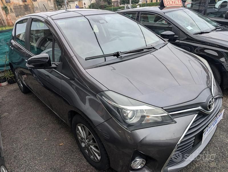 Usata Toyota Yaris Active 69 CV (50 kW) 2017 Grigio Berlina