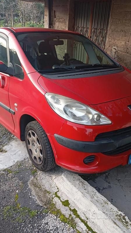 Usata Peugeot 1007 70 CV (51 kW) 2006 Rosso Monovolume
