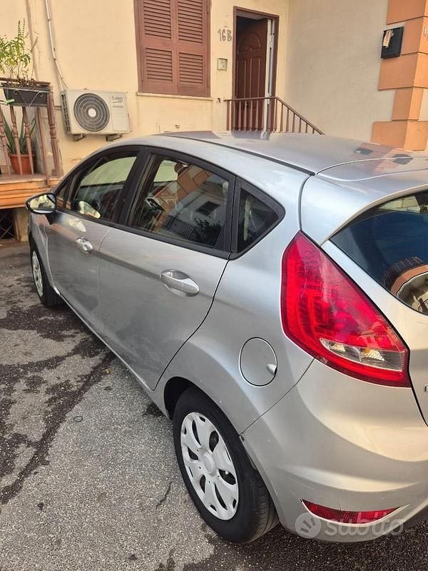 Usata Ford Fiesta 70 CV (51 kW) 2011 Grigio Berlina