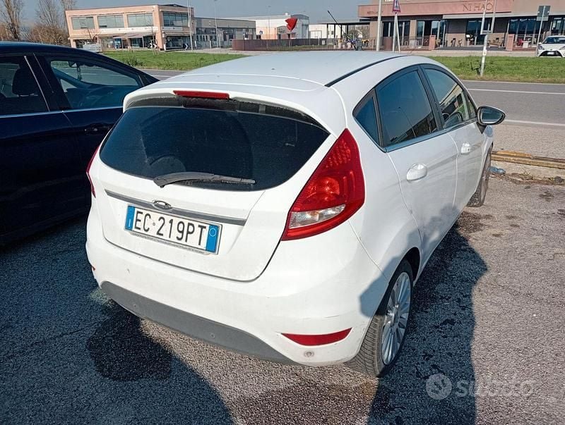 Usata Ford Fiesta 95 CV (69 kW) 2010 Bianco Berlina