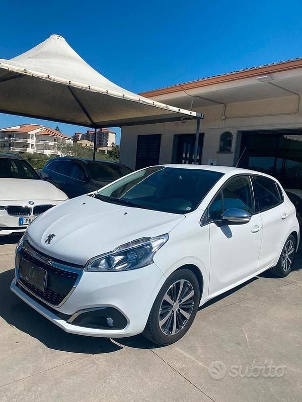 Gebraucht Peugeot 208 Allure 75 PS (55 kW) 2017 Weiß Kleinwagen