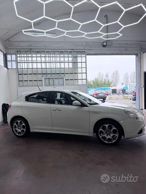 Usata Alfa Romeo Giulietta Exclusive 170 CV (125 kW) 2012 Bianco Utilitaria