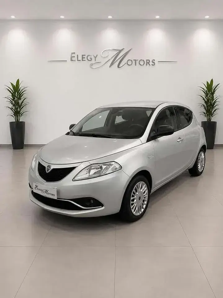 Usata Lancia Ypsilon Silver 69 CV (50 kW) 2016 Grigio Utilitaria