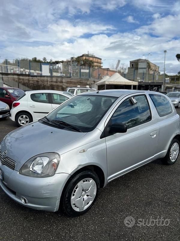 Usata Toyota Yaris Luna 86 CV (63 kW) 2000 Grigio Berlina