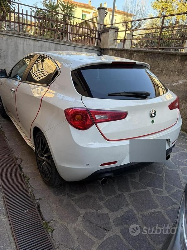 Usata Alfa Romeo Giulietta Quadrifoglio Verde 235 CV (172 kW) 2011 Bianco Utilitaria