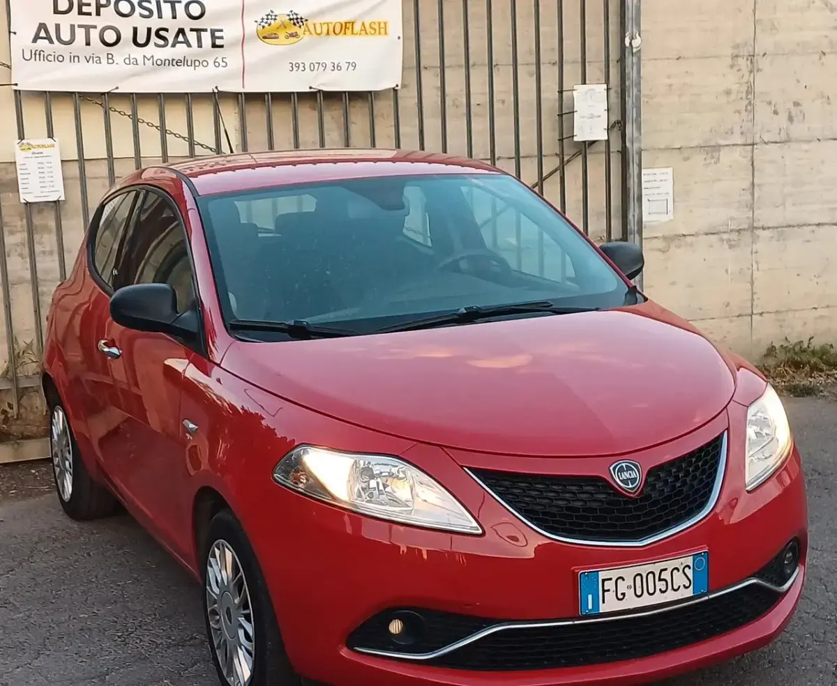 Begagnad Lancia Ypsilon Gold 95 HK (69 kW) 2016 Röd Halvkombi