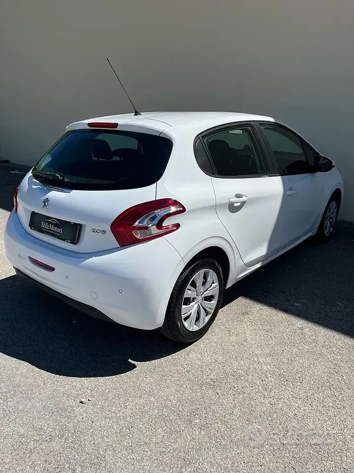 Usata Peugeot 208 Access 82 CV (60 kW) 2012 Bianco Utilitaria