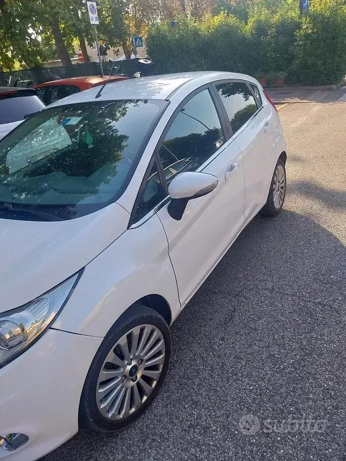 Usata Ford Fiesta Titanium 97 CV (71 kW) 2010 Bianco Berlina