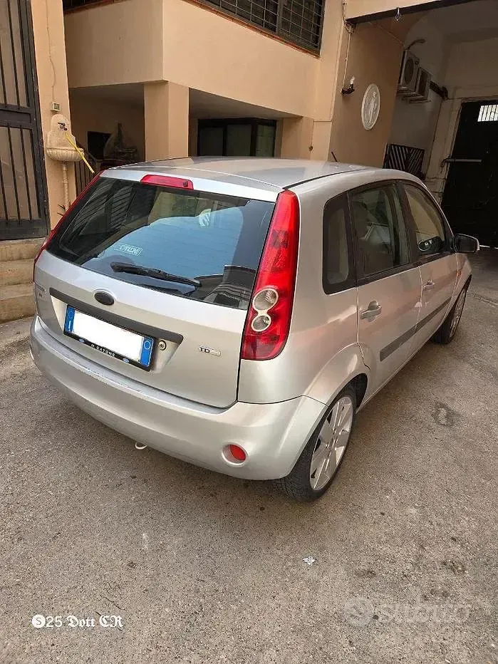 Usata Ford Fiesta Titanium 68 CV (50 kW) 2005 Grigio Utilitaria