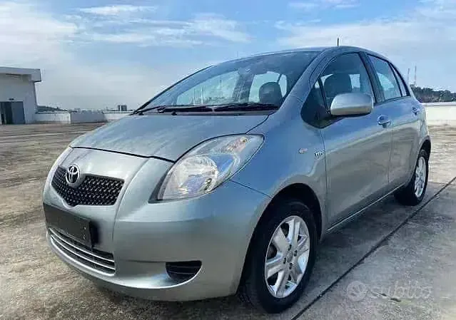 Usata Toyota Yaris 90 CV (66 kW) 2006 Grigio Utilitaria