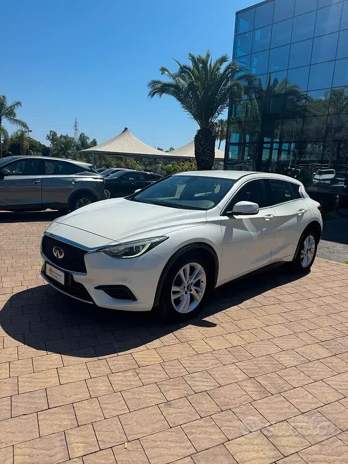 Usata Infiniti Q30 Business Executive 109 CV (80 kW) 2016 Bianco Berlina