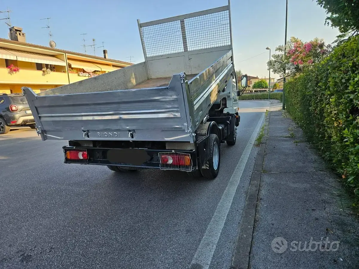 Usata Nissan Cabstar 106 CV (77 kW) 2002 Bianco Pick-up