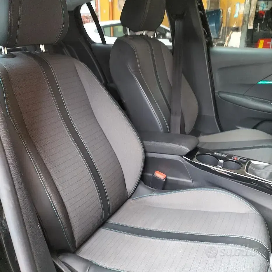 Usata Peugeot 208 Allure 102 CV (75 kW) 2020 Nero Utilitaria