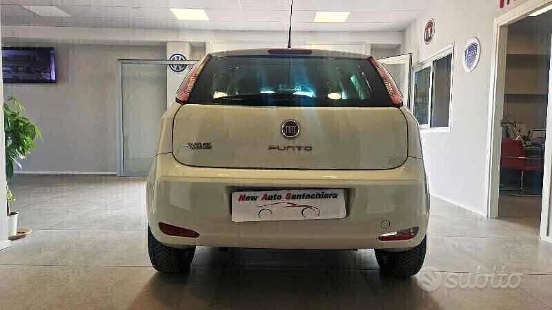 Usata Fiat Punto Young 77 CV (56 kW) 2014 Bianco Utilitaria