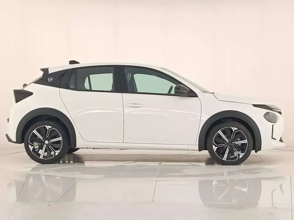 Nuova Lancia Ypsilon 110 CV (80 kW) 2025 Vernice bianco marmo Utilitaria