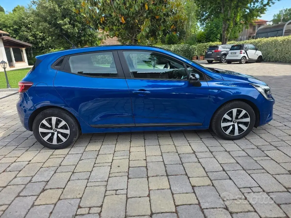 Begagnad Renault Clio V 90 HK (66 kW) 2022 Blå Sedan