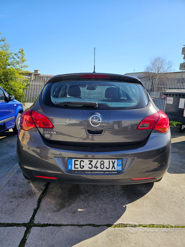 Usato 2011 Opel Astra 1.6 Benzin 115 CV (4.999 €)