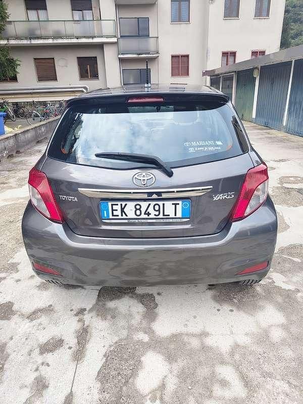 Usata Toyota Yaris Active 90 CV (66 kW) 2012 Grigio Utilitaria