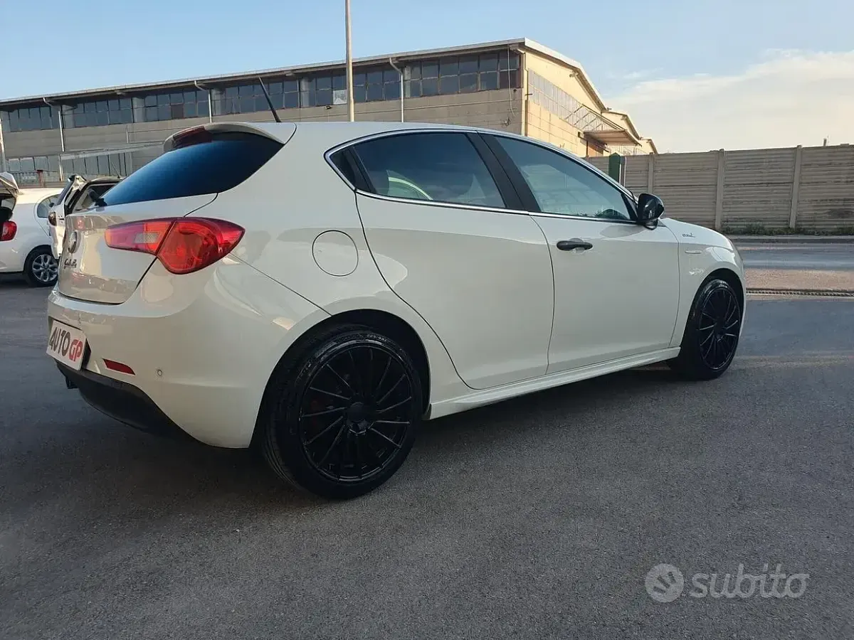 Usata Alfa Romeo Giulietta Quadrifoglio Verde 120 CV (88 kW) 2015 Bianco Utilitaria