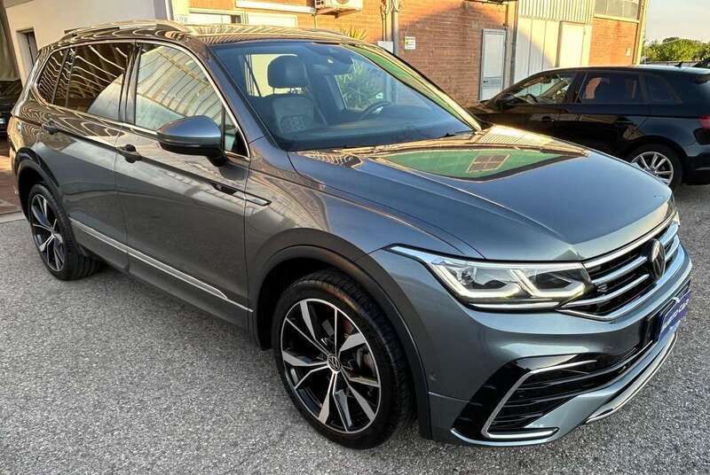 Grigio Usata 2022 VW Tiguan Allspace R-line SUV | 32.500 € (Buon prezzo) - Immagine 1/4