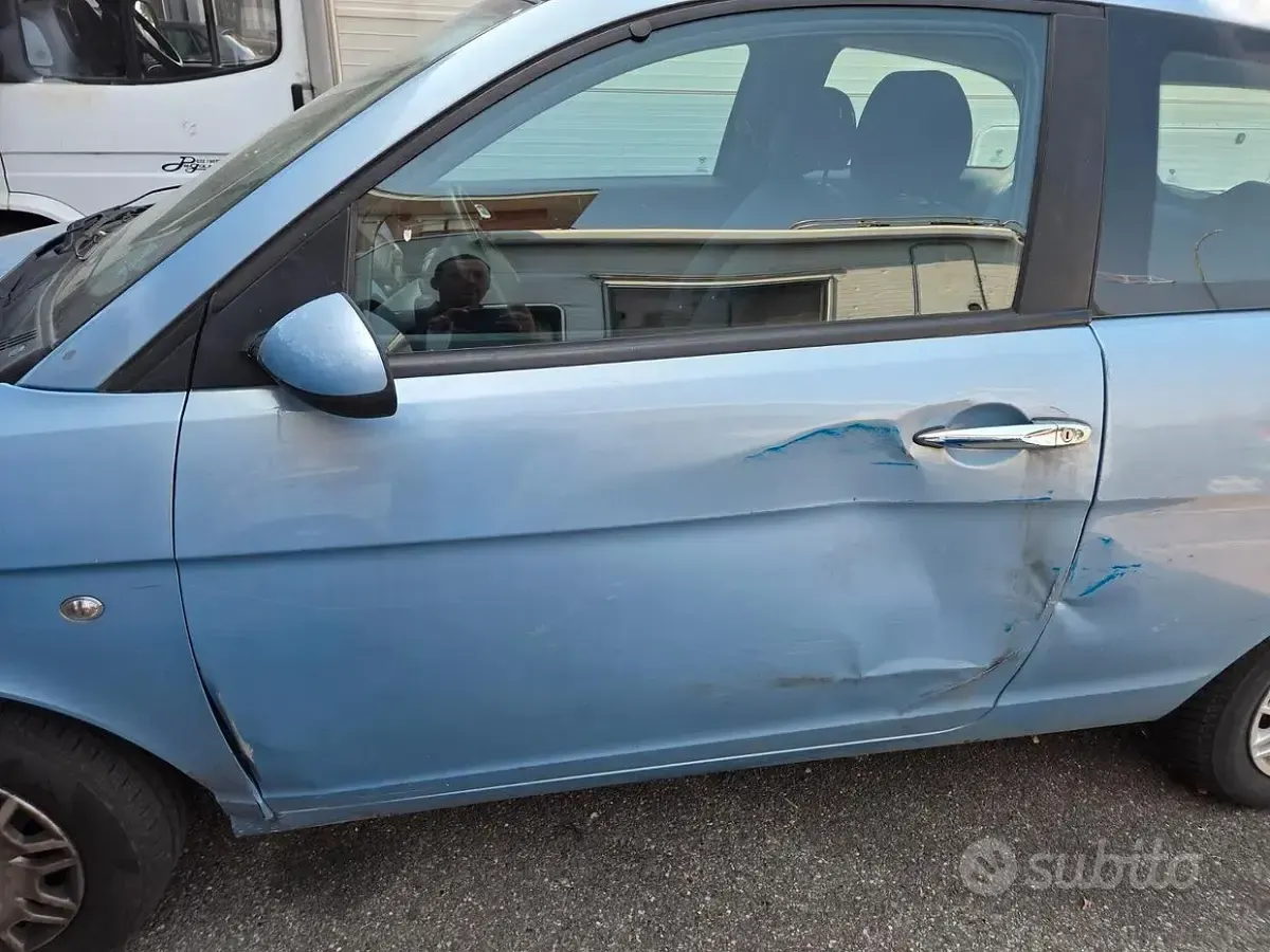 Usata Lancia Ypsilon 60 CV (44 kW) 2004 Bluazzurro Utilitaria