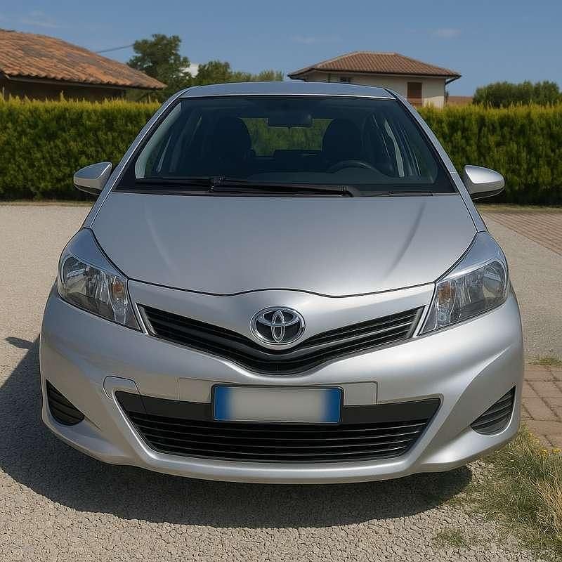 Usata 2012 Toyota Yaris Tre volumi | 6500 € (Buon prezzo) - Immagine 1/4