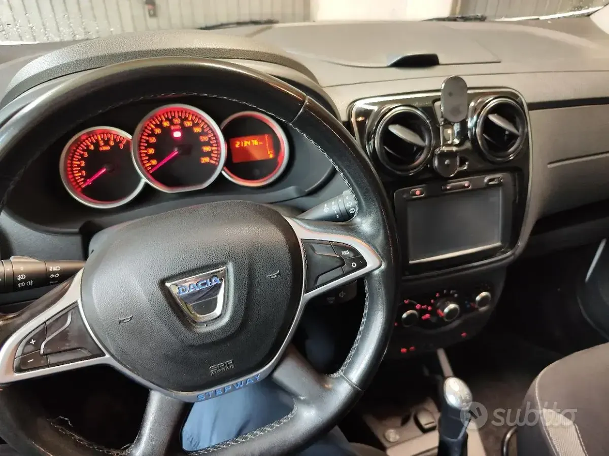 Usata Dacia Lodgy Stepway 100 CV (73 kW) 2017 Bianco Monovolume