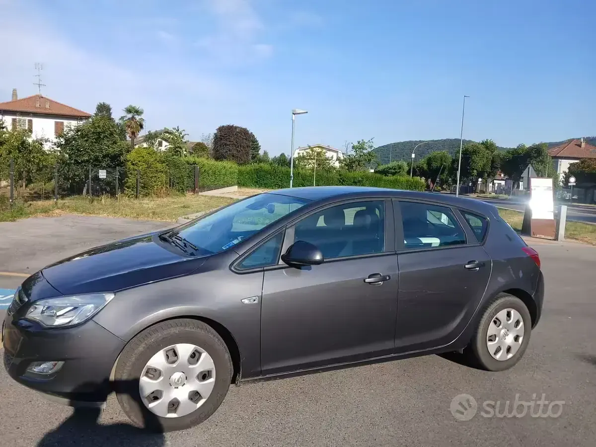 Usata Opel Astra 110 CV (80 kW) 2010 Grigio Berlina