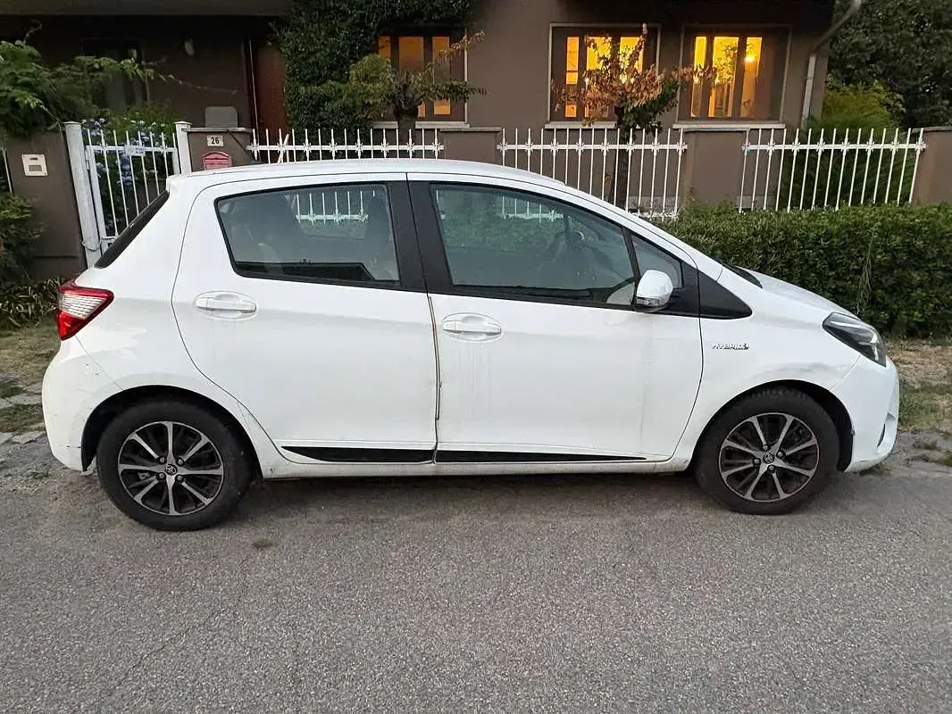 Usata Toyota Yaris Hybrid Active 73 CV (53 kW) 2018 Bianco Berlina