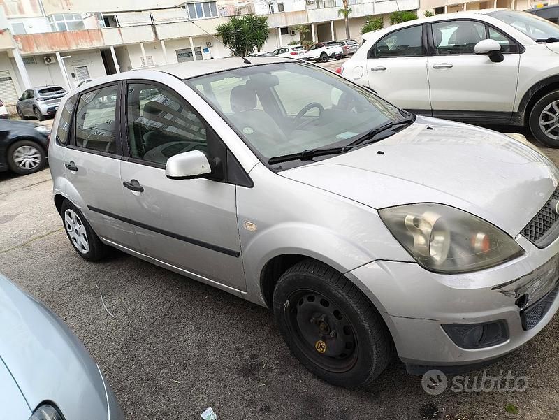 Usata Ford Fiesta 68 CV (50 kW) 2003 Grigio Utilitaria