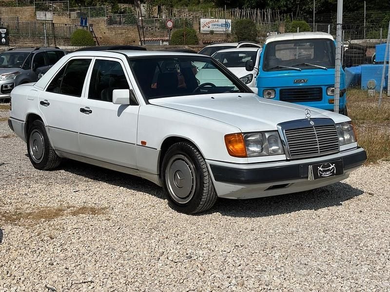 Bianco Usata 1992 Mercedes E200 Tre volumi | 3200 € - Immagine 1/4