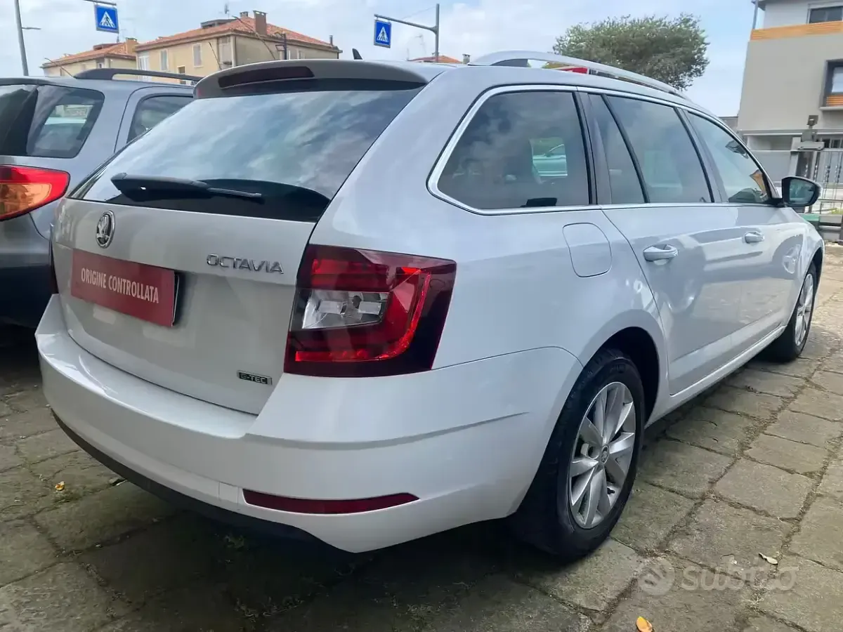 Usado Skoda Octavia G-TEC Style 131 CV (96 kW) 2019 Blanco Familiar