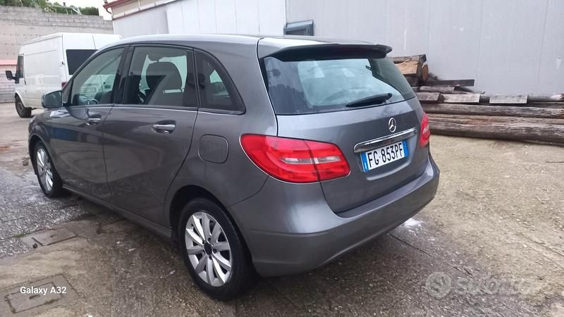 Usata Mercedes B180 122 CV (89 kW) 2012 Grigio Monovolume