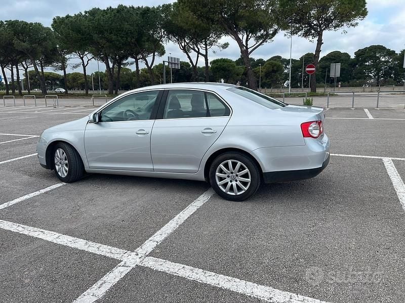 Usata VW Jetta Comfortline 105 CV (77 kW) 2007 Grigio Berlina