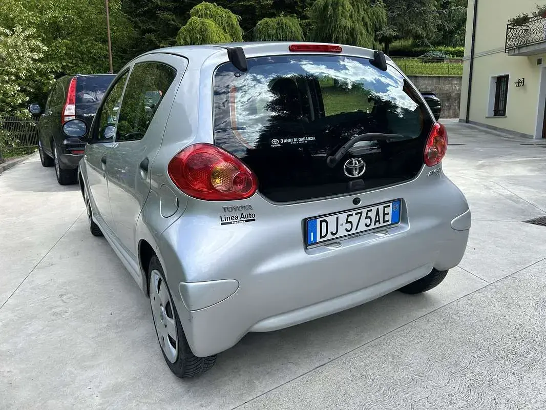 Begagnad Toyota Aygo 68 HK (50 kW) 2007 Grå Halvkombi