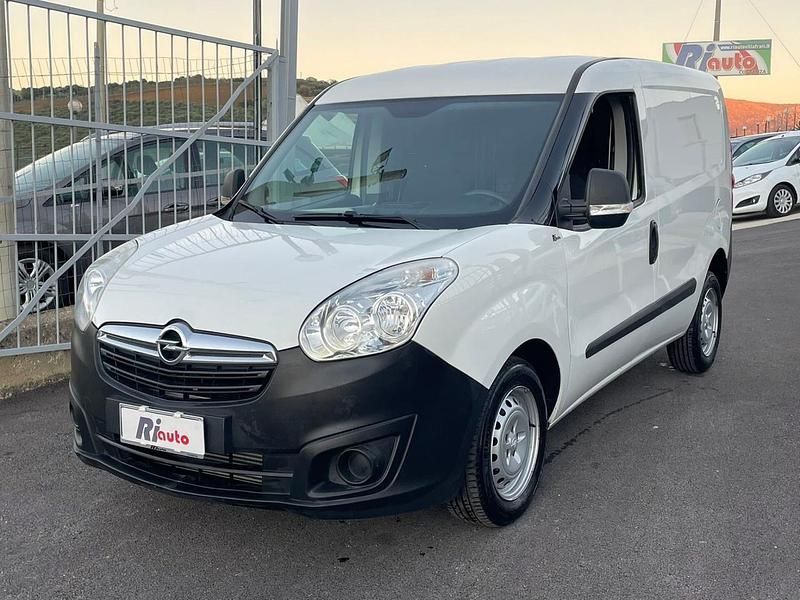 Bianco Usata 2015 Opel Combo Monovolume | 8900 € (Cara) - Immagine 1/4