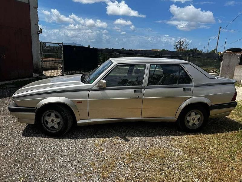 Usata Alfa Romeo 75 148 CV (108 kW) 1989 Grigio Berlina