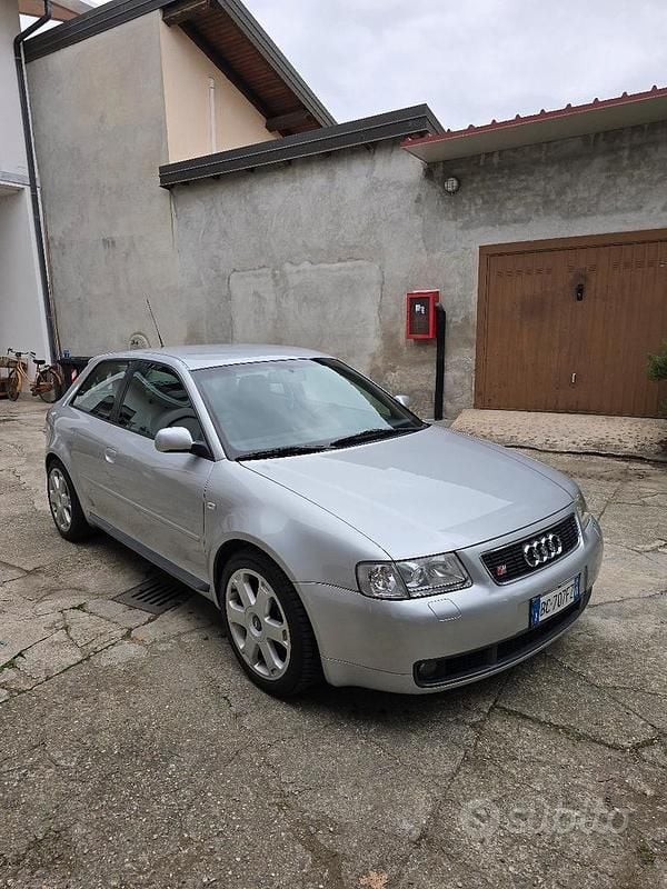 Grigio Usata 1999 Audi S3 Tre volumi | 15.000 € (Buon prezzo) - Immagine 1/4