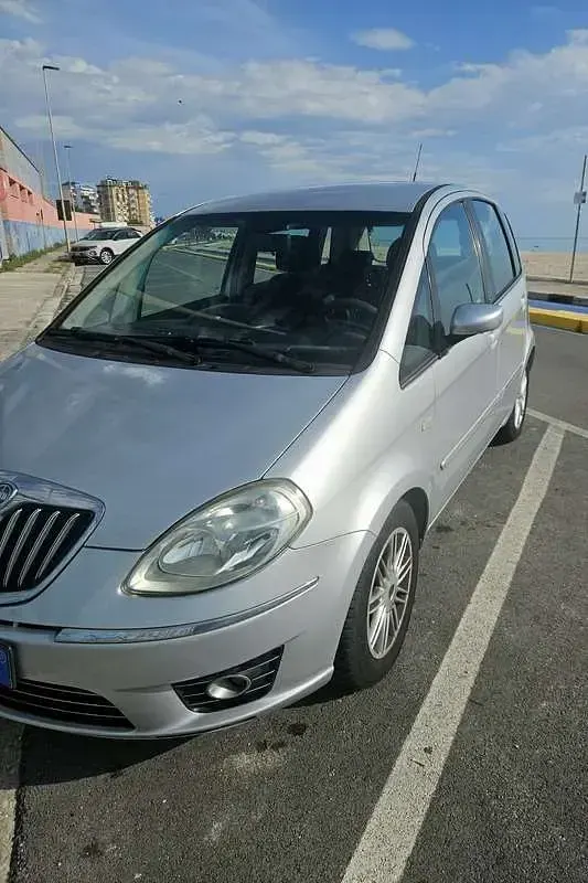 Usata Lancia Musa 90 CV (66 kW) 2007 Grigio Monovolume