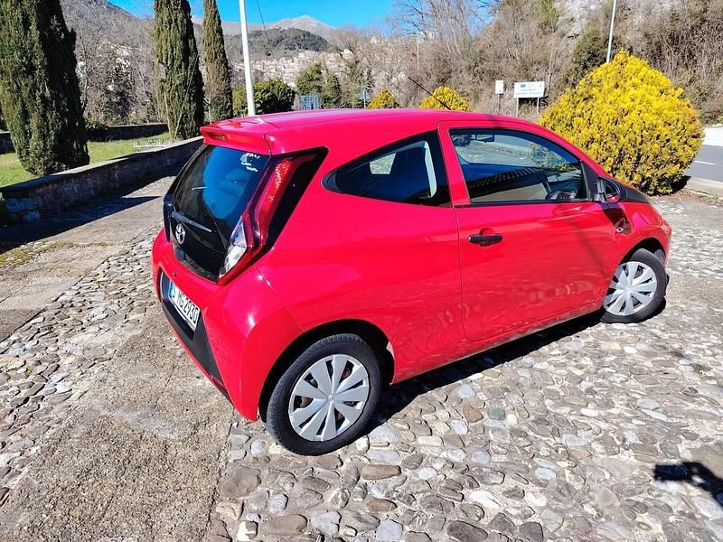 Usata Toyota Aygo 69 CV (50 kW) 2018 Rosso Utilitaria