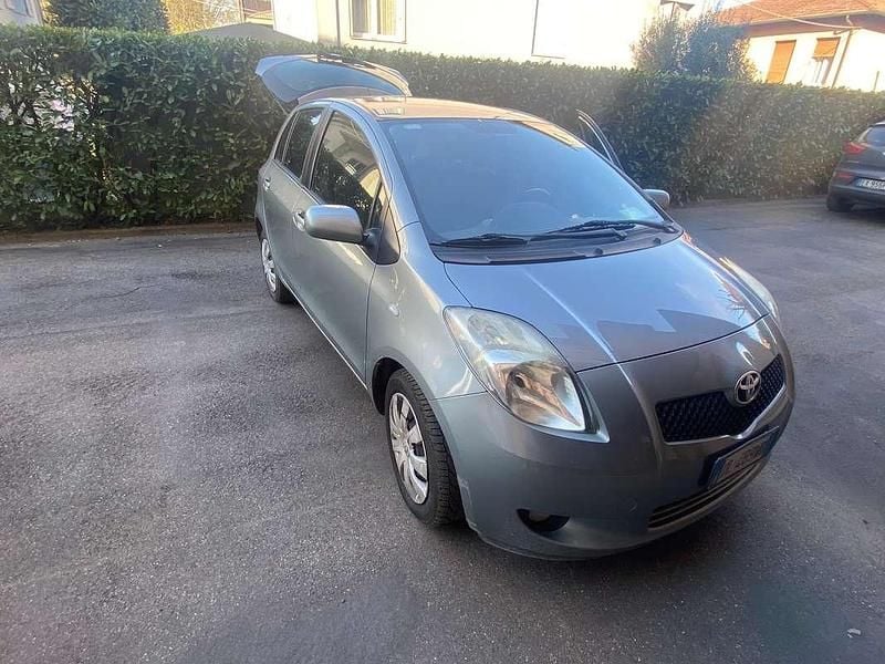 Usata Toyota Yaris Sol 87 CV (63 kW) 2007 Argento Utilitaria