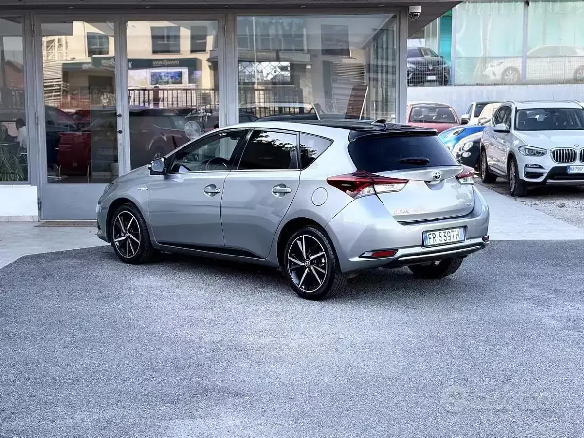 Usata Toyota Auris Hybrid 99 CV (72 kW) 2018 Grigio Berlina