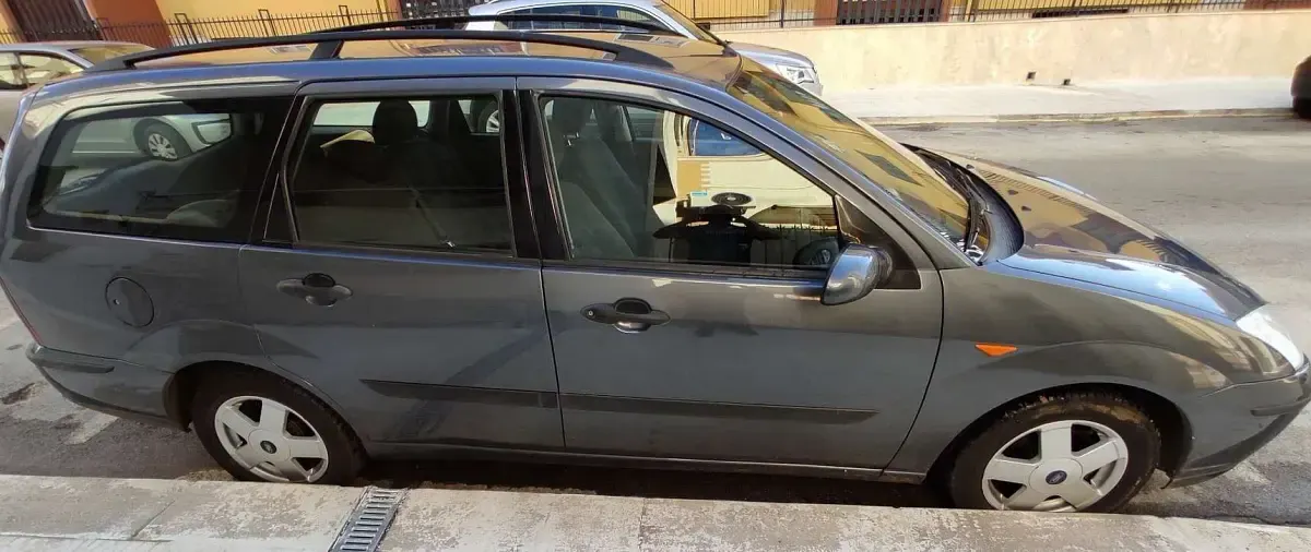 Begagnad Ford Focus Zetec 101 HK (74 kW) 2004 Grå Kombi