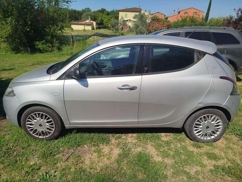Usata Lancia Ypsilon Gold 69 CV (50 kW) 2016 Argento Utilitaria