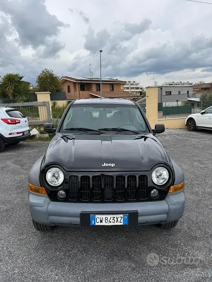 Usata Jeep Cherokee Sport 163 CV (119 kW) 2005 Nero SUV